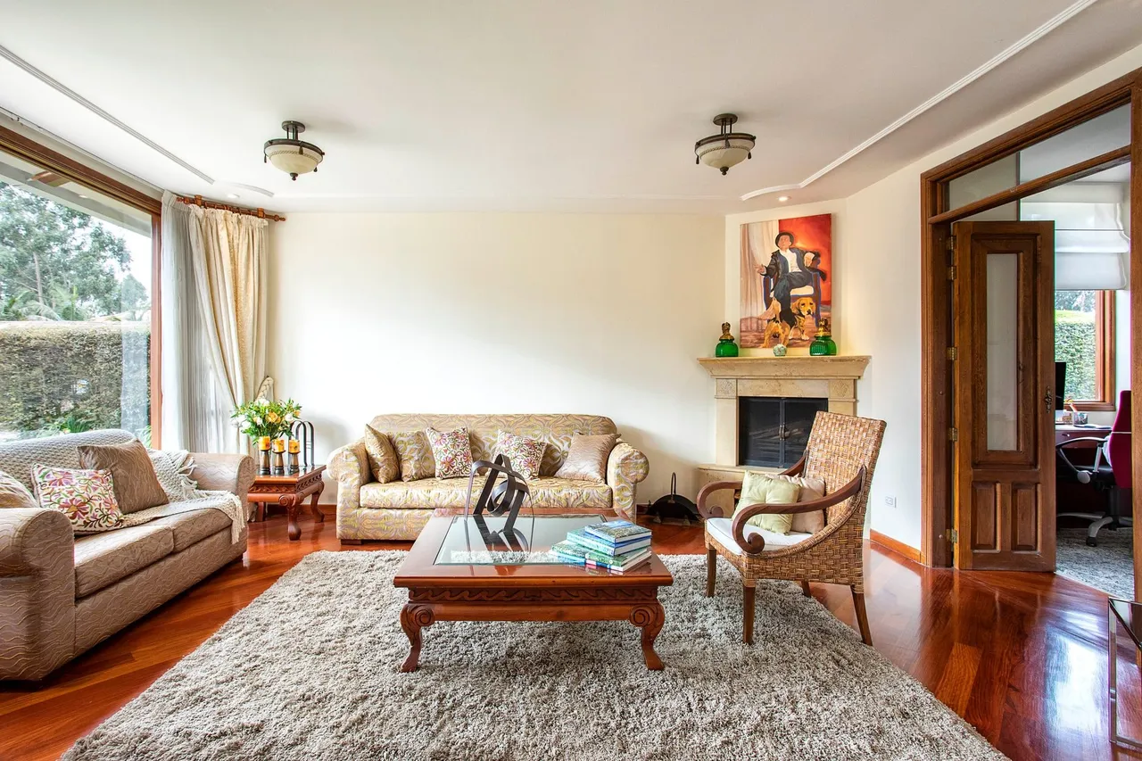 Cozy and elegant living room featuring classic furniture and warm lighting.